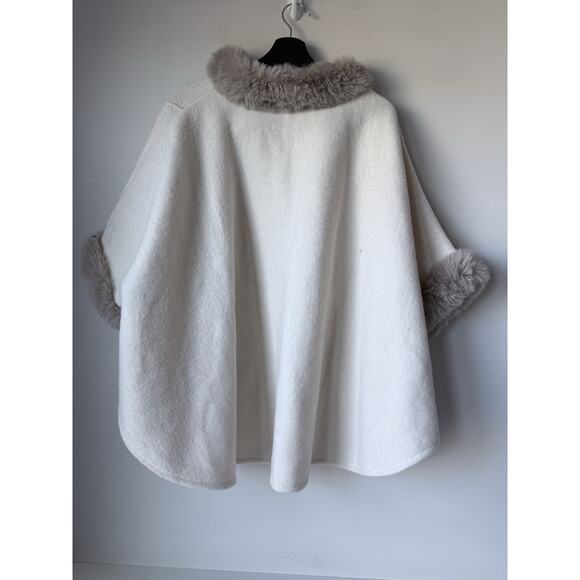 Anthropologie Northern Angel Sweater Poncho Fur Trim Womens Size S/M Cream - Picture 2 of 6